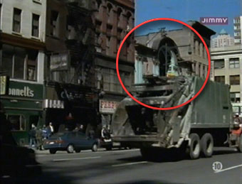 Le Play Pen dans "N.Y.P.D. Blue"