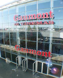 Gaumont S&eacute;nart, l'entr&eacute;e c&ocirc;t&eacute; parking